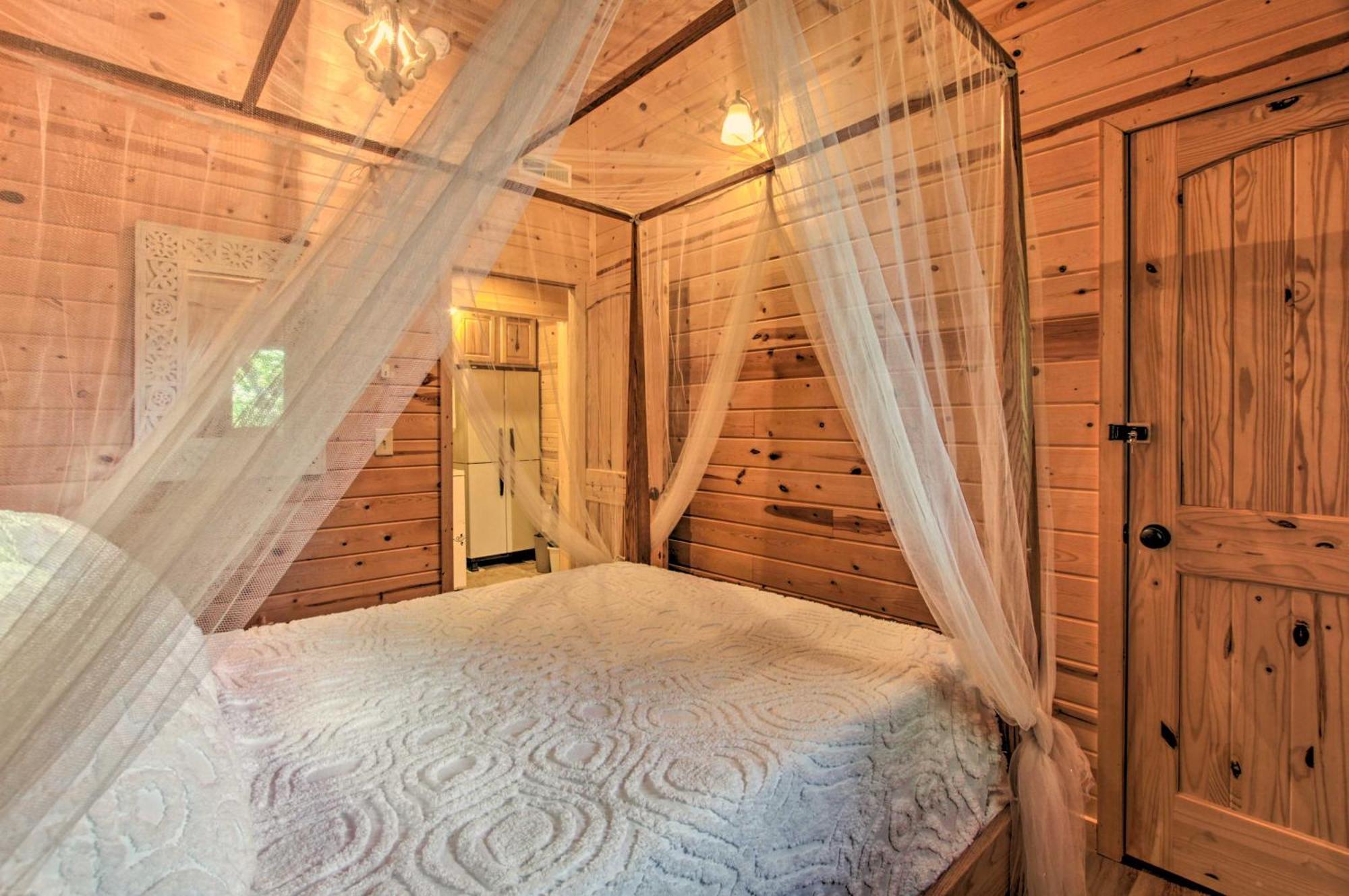 Hébergement de vacances Rustic With Hot Tub 2 Mi To Town
