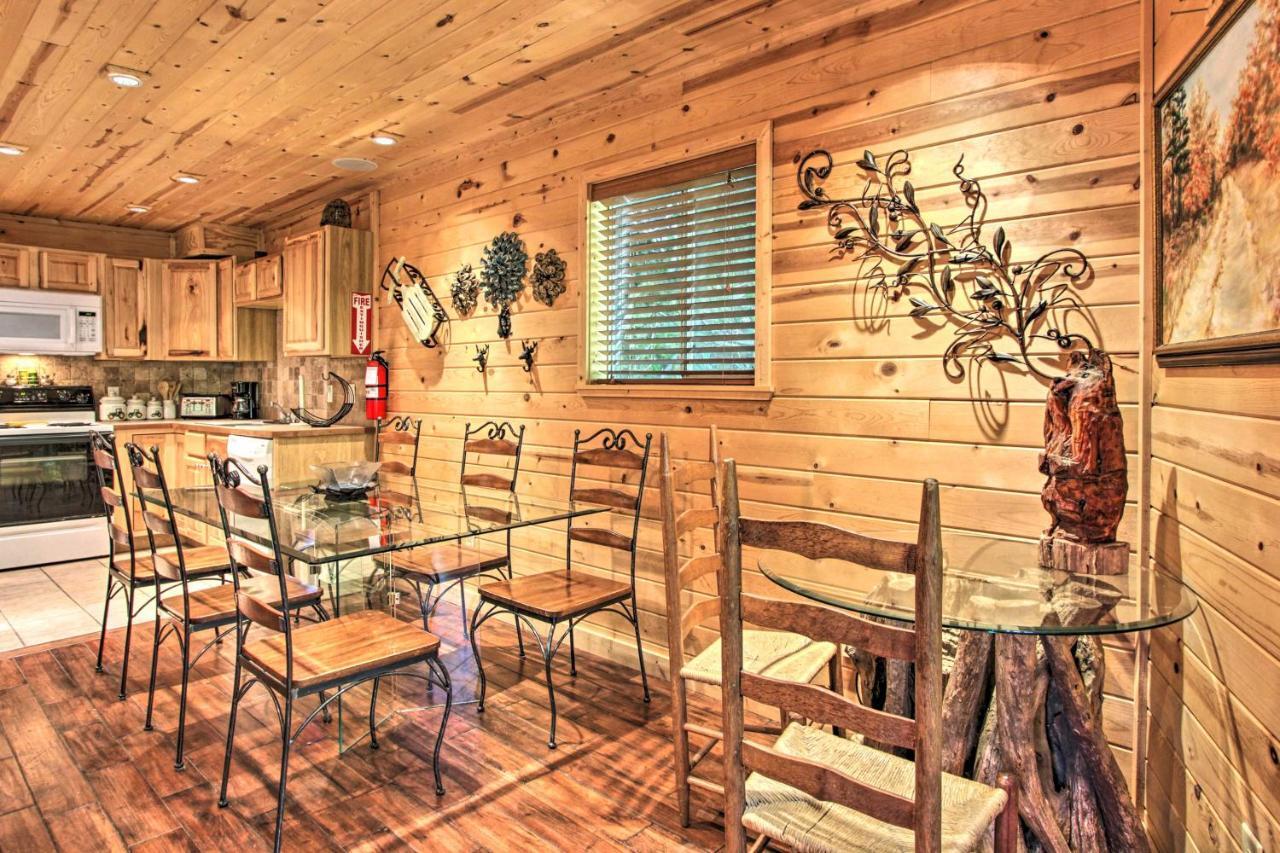Rustic With Hot Tub 2 Mi To Town Hébergement de vacances